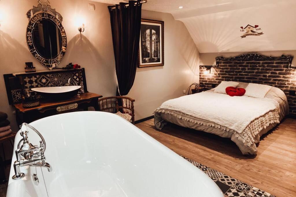 Appartement Romantique Parisien, Baignoire Retro Au Pied Du Lit 滨海布洛涅 外观 照片